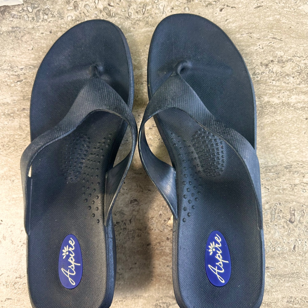 Aspire Women's Classic Black Sandals